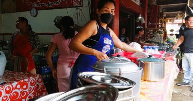 SIGHTS of NEGROS ORIENTAL - BLOG - Busy people at public market in Siaton